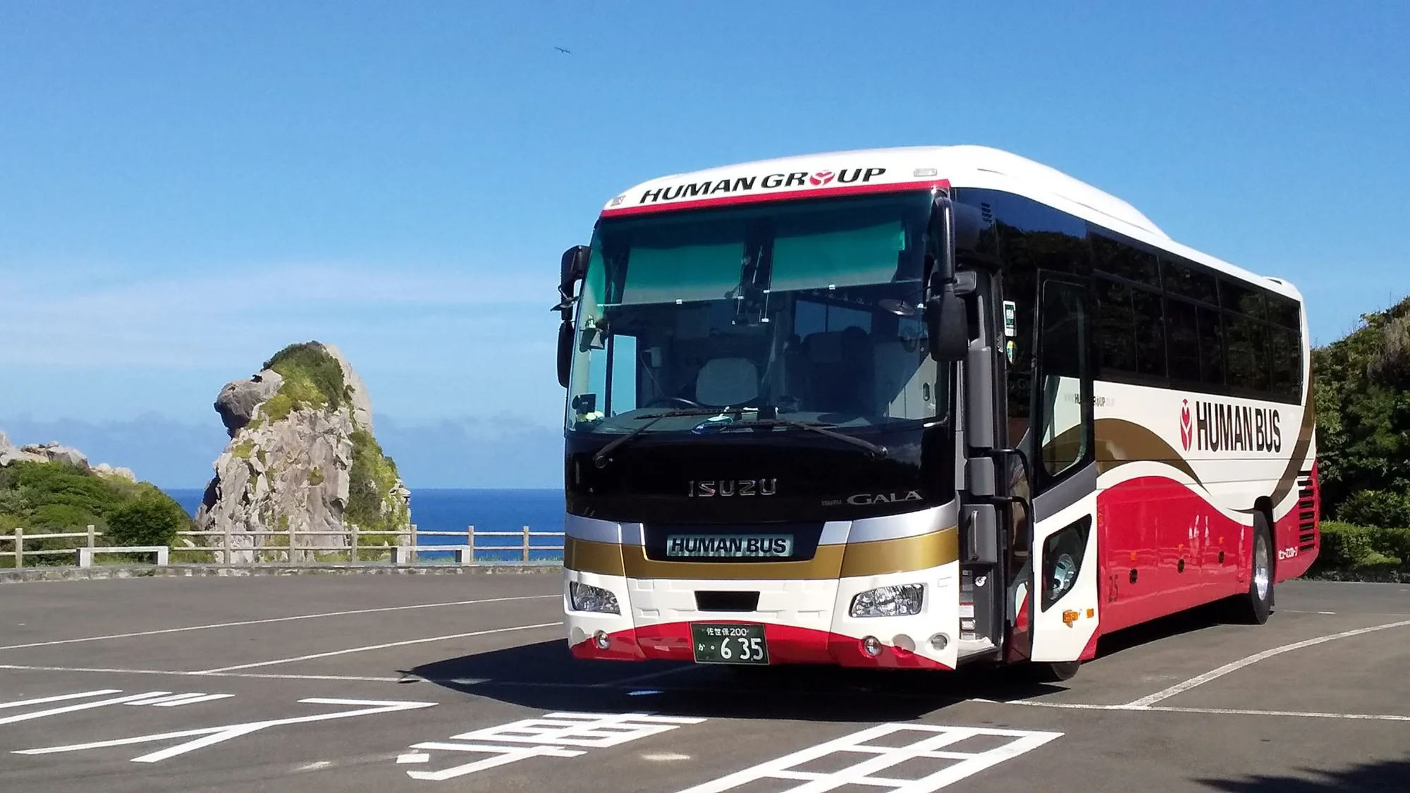 海を背景にしたヒューマンバスの車両